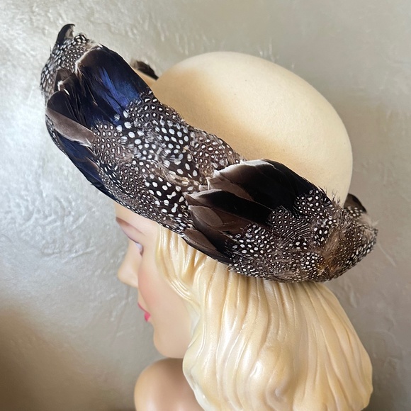 OUTSTANDING 1970's DESIGNER IVORY FELT HAT + MULTICOLORED FEATHERS ON  BRIM - Picture 6 of 13